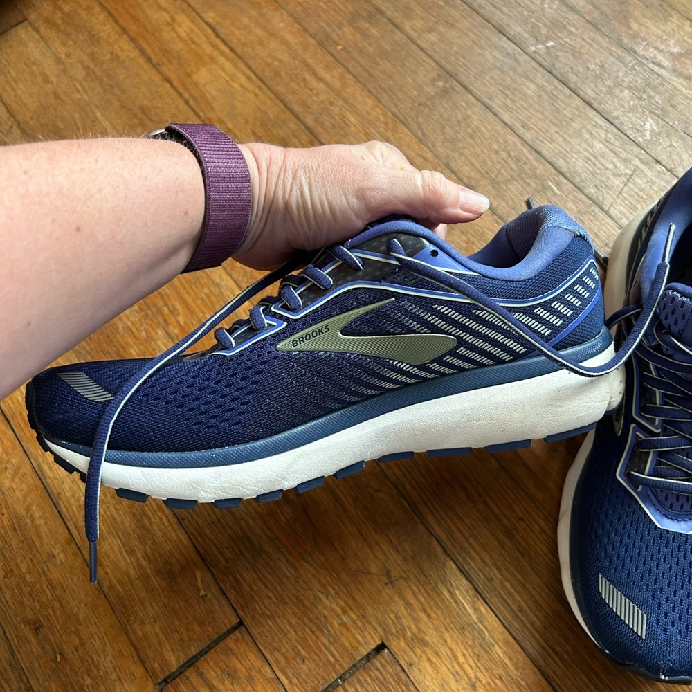 Brooks Navy Athletic Sneakers Women’s size 10 Ghost 12 Little Wear - Picture 11 of 12